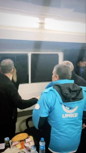Oğuzhan Uğur Instagram - Bakanlarımız burada. Haluk abi bilgi veriyor.