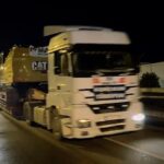 Oğuzhan Uğur Instagram - Helal size Babala ekip! 💪🏻 Mersin Özyetkinler firmasından 16 adet iş makinesi Hatay’a gelmek için hazırdı fakat onları taşıyacak araç (lowbed) yoktu. Babala ekip Vali yardımcısına kadar ulaştı ve iş makinelerini taşıyacak araçları çözdü. Araçlar şimdi Hatay’da 💪🏻🙏🏻 Helal Babala 🤘🏻