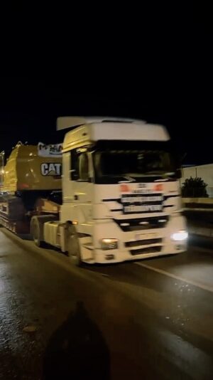 Oğuzhan Uğur Instagram - Helal size Babala ekip! 💪🏻 Mersin Özyetkinler firmasından 16 adet iş makinesi Hatay’a gelmek için hazırdı fakat onları taşıyacak araç (lowbed) yoktu. Babala ekip Vali yardımcısına kadar ulaştı ve iş makinelerini taşıyacak araçları çözdü. Araçlar şimdi Hatay’da 💪🏻🙏🏻 Helal Babala 🤘🏻