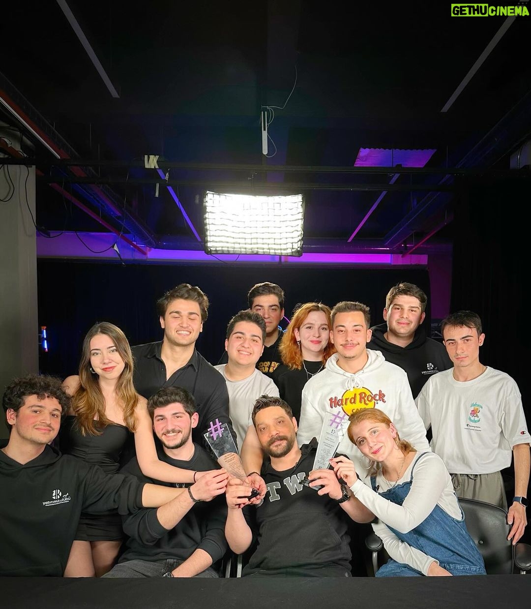 Oğuzhan Uğur Instagram - İstanbul Teknik Üniversitesinin pırıl pırıl gençlerinden iki ödül birden ❤️ Ben törene gidemedim onlar çekime geldiler. Umudumu yeşerttiler, çok teşekkürler.