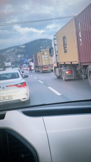 Oğuzhan Uğur Instagram - Hatay Belen’deyiz. İnsanlar ambulanslar için yol açmaya çalışıyorlar. Başarıyorlar da.