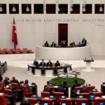 Oğuzhan Uğur Instagram - Bakın, parti kurmadan meclise girdim =) Sn. Vekillerimize teşekkür ediyorum 🙏🏻 Bize ulaşıp sanat merkezlerini teklif ederek destek olan Samsun Atakum Belediye Başkanımıza da şükranlarımı sunarım. Ayrıca “Sokakta yapalım, yeter ki gel!” diyerek destek olan Samsunlulara büyük minnettarım. Güç verdiniz, cesaret oldunuz. Sağ olunuz.