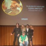 Oğuzhan Uğur Instagram - Bu Boğaziçi Üniversitesinden aldığımız üçüncü ödül. Teşekkürler Boğaziçi 🙏🏻 O kadar kıymetli ki… Her ne kadar ekranda fantezi müzik dalında ödül almışım gibi dursam da, gerçekte heyecanla bakıyorum üçüncü defa layık gördüğünüz unvana. Çok kıymetli bir an, ben ve ekibim çok teşekkür ederiz. Sizi seviyoruz ❤️ Kamil, gözün kapalı çıkmış çocum.