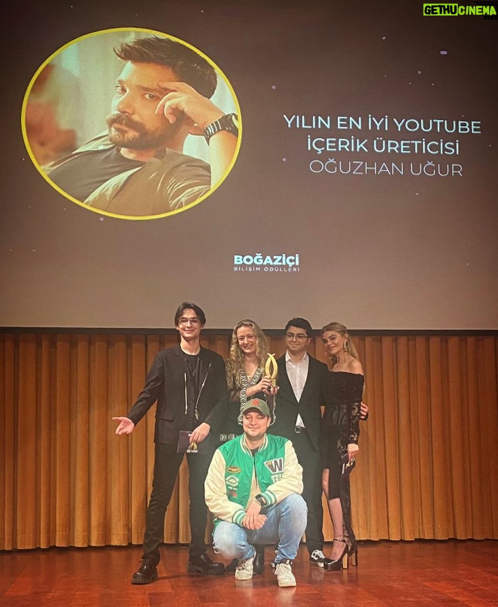 Oğuzhan Uğur Instagram - Bu Boğaziçi Üniversitesinden aldığımız üçüncü ödül. Teşekkürler Boğaziçi 🙏🏻 O kadar kıymetli ki… Her ne kadar ekranda fantezi müzik dalında ödül almışım gibi dursam da, gerçekte heyecanla bakıyorum üçüncü defa layık gördüğünüz unvana. Çok kıymetli bir an, ben ve ekibim çok teşekkür ederiz. Sizi seviyoruz ❤️ Kamil, gözün kapalı çıkmış çocum.