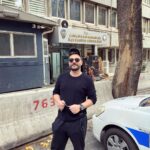 Oğuzhan Uğur Instagram - Yakalama kararı çıkmış. Bu defa Angara’da yakalandım 😂🤦🏻‍♂️ Çayımızı içtik çıktım, iyiyim teşekkürler. Polis arkadaşlar efsaneydi bu arada, güzel arkadaşlarım oldu 🙏🏻🤘🏻