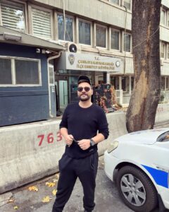 Oğuzhan Uğur Instagram - Yakalama kararı çıkmış. Bu defa Angara’da yakalandım 😂🤦🏻‍♂️ Çayımızı içtik çıktım, iyiyim teşekkürler. Polis arkadaşlar efsaneydi bu arada, güzel arkadaşlarım oldu 🙏🏻🤘🏻