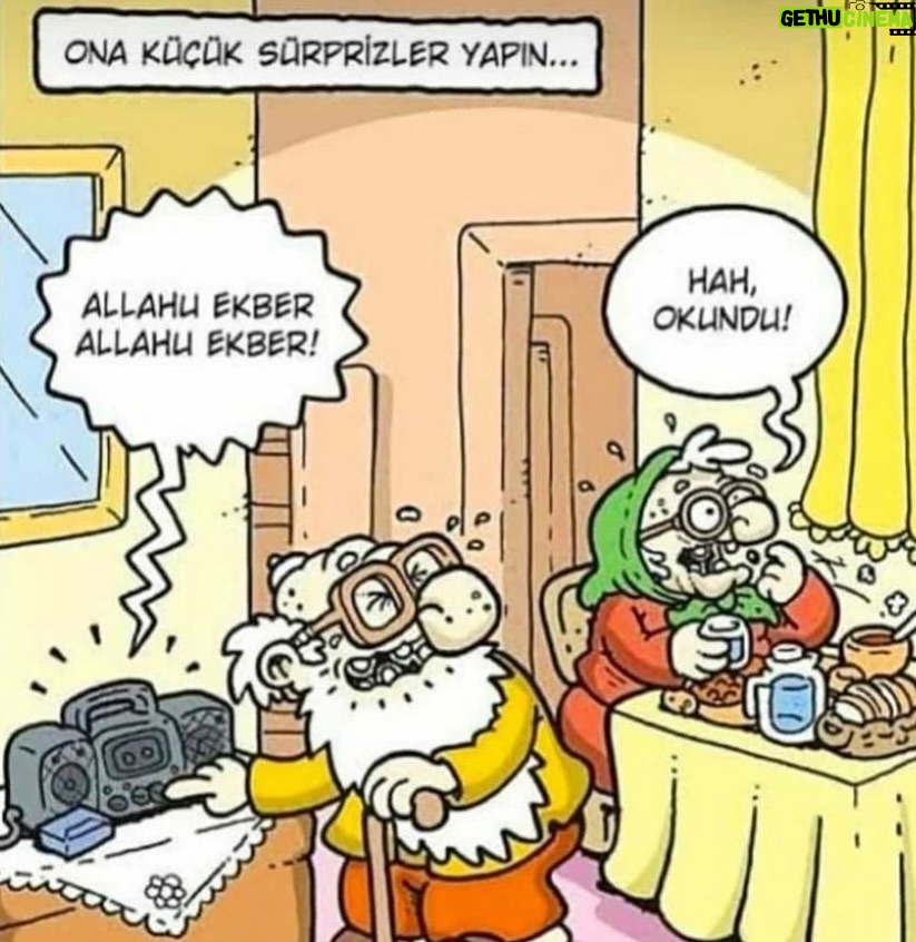 Oğuzhan Uğur Instagram - Tüm inananların mübarek Ramazan ayını tebrik ederim. Nedense ben geçen senenin ya da on sene öncesinin Ramazanlarında ne yaptığımdan çok, henüz küçükken yaşadığım Ramazanları hatırlıyorum. Küçükken içine gömüldüğüm hoşaf kaselerini hatırlıyorum. TV’de rahmetli Yaşar Nuri Öztürk’ün anlatımları ve TRT Sanatçılarının iyilik başlığıyla hazırladıkları hicivli skeçler vardı. Çıt çıkarmadan izlediğimizi hatırlıyorum. Bazı aile büyüklerimin sahurda lak lak etmekten yemeğe vakit bulamadığını, ezan saatine bir dakika kala aceleyle tek lokmada tam ekmek yutmaya çalıştıklarını hatırlıyorum. Aileme her sabah “beni de kesinlikle sahura kaldırın” deyip, gece uyandırmaya çalıştıklarında da “sahur yapmadan tutacağım ben” dediğimi, elbette finalde yarı açık gözlerle duvarlara çarpa çarpa sofraya ulaştığımı da hatırlıyorum. Asrın klişesi, nerede o “eski ramazanlar”? sorusunu sorup, feysbuk amcasının uzun manileri gibi noktalamayacağım yazımı tabii. Sadece o zamanları anmak istedim. Sn. @suatkiliccomtr ile M.A.M. çekimimizi 00.30’da bitirdik. Kendilerine ve soru sormak için salonumuzda bulunan tüm izleyicilerimize de bu vesileyle tekrar tekrar teşekkür ediyorum. İş geç bitince haliyle sahur menümüzü dışarıdan söyledik. Şu an soframızda hamburger, tv’de de Oscar var. Şimdi ben bu sahur aktivitesinin neyini hatırlayayım? =) Ramazanı yalnızca yememek, içmemek olarak görenlere de, Ramazanın temelde iyiliğin her duyguda hayat bulmasına vesile olmak için yaşandığını hatırlatayım. Sadece köfte yemedin diye cennete sokacak değiller yani =) Herkesin iyiliği hatırlamasını dilerim. Fazla uzatmayayım, yoksa tek lokmada ekmek yutmaya çalışacağım. İyi sahurlar.
