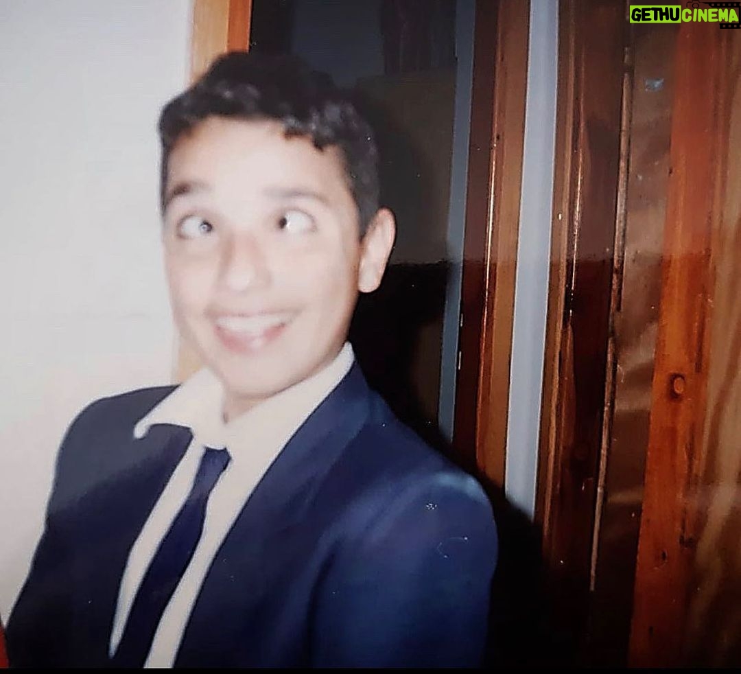 Oğuzhan Uğur Instagram - 🤪 Ortaokul yılları. İkinici disiplin cezası hatırası. Geçmişe gidip çocukluğunuzla karşılaşsaydınız, ona ilk tavsiyeniz ne olurdu? Ben beni döverdim mesela. Tipe bak. (Aranızda hamile varsa fotoğrafa uzun süre bakmasın.)