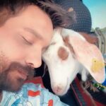 Oğuzhan Uğur Instagram - Bayram namazında öndeki dedeyi taklit eden genç, kurban etiyle rakı içilir mi diye soran dayı, duruma komple karşı vegan, el öperek topladığı parayı abisine, ablasına kaptıran çocuk, tüm sülalesini tek dobloya sığdıran mangal enişte ve fazlası; Bayramınız mübarek olsun ❤️ (Geleneksel bayram fotomuz 🙏🏻)