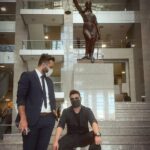 Oğuzhan Uğur Instagram - İnsanlık suçu işlemişim gibi çek panpa 😵‍💫 yüzümde öyle bi İFADE var çünkü ⚖️ (avukatım Çağdaş Çelik iki metre olmasa ben de ayakta dururdum😑) Şaka bi yana, sizden korkmuyorum! Bu memleketi size yar etmeyeceğim! Topyekûn gelin Caglayan Adliye Sarayi