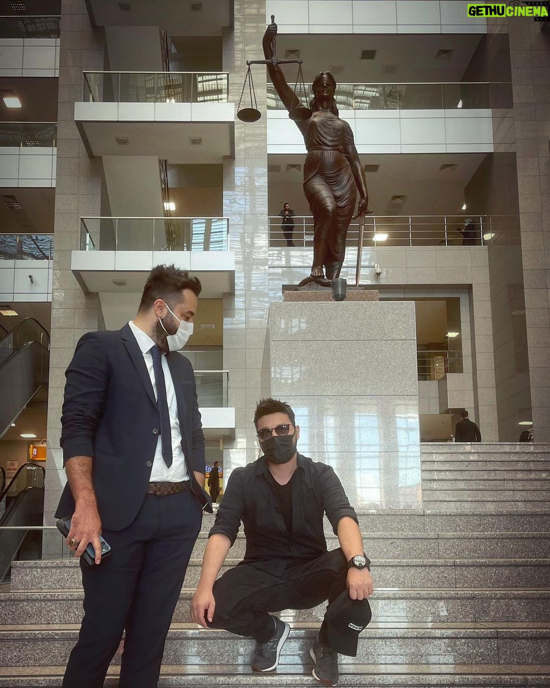 Oğuzhan Uğur Instagram - İnsanlık suçu işlemişim gibi çek panpa 😵💫 yüzümde öyle bi İFADE var çünkü ⚖️ (avukatım Çağdaş Çelik iki metre olmasa ben de ayakta dururdum😑) Şaka bi yana, sizden korkmuyorum! Bu memleketi size yar etmeyeceğim! Topyekûn gelin Caglayan Adliye Sarayi