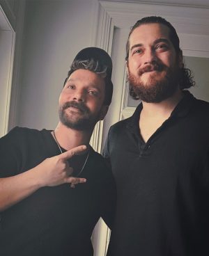 Oğuzhan Uğur Instagram - Hanımlar bu arada fotoğrafta ben de varım 🥹 Hani görmezsiniz diye diyorum. 😑