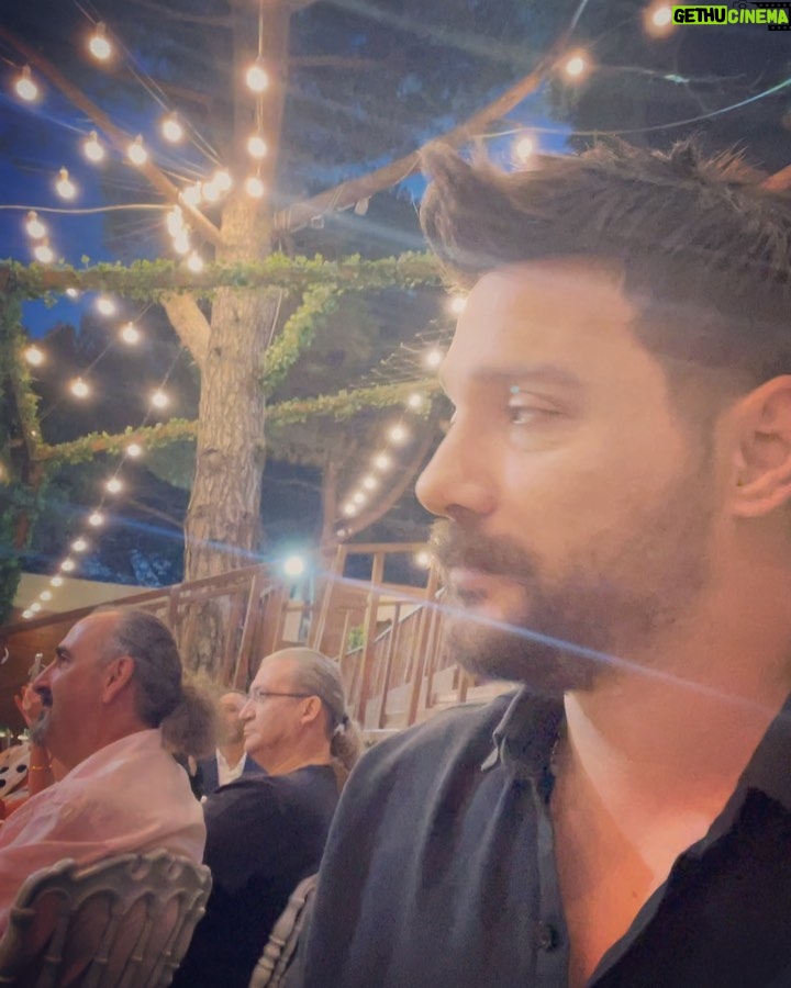 Oğuzhan Uğur Instagram - Nihayet be 🎉🌿 Ekibi patır patır evlendiriyoruz 🏹 Berk ve Şeyma ❤️🥲 @berkucar @seymablc_ 🎉🎉 @sariyergarden