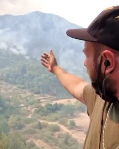 Oğuzhan Uğur Instagram - Adam her gün yangın noktasından canlı yayın yapıyor. Uyarıyor! Yetkililerle bizzat görüşüyor ama boş. Kendi başına malzeme alıyor çabalıyor. Duyun artık! Dün yayında “yanacak” diye uyardığı bölgeler yandı bile. Duyun lütfen. Duyun artık!