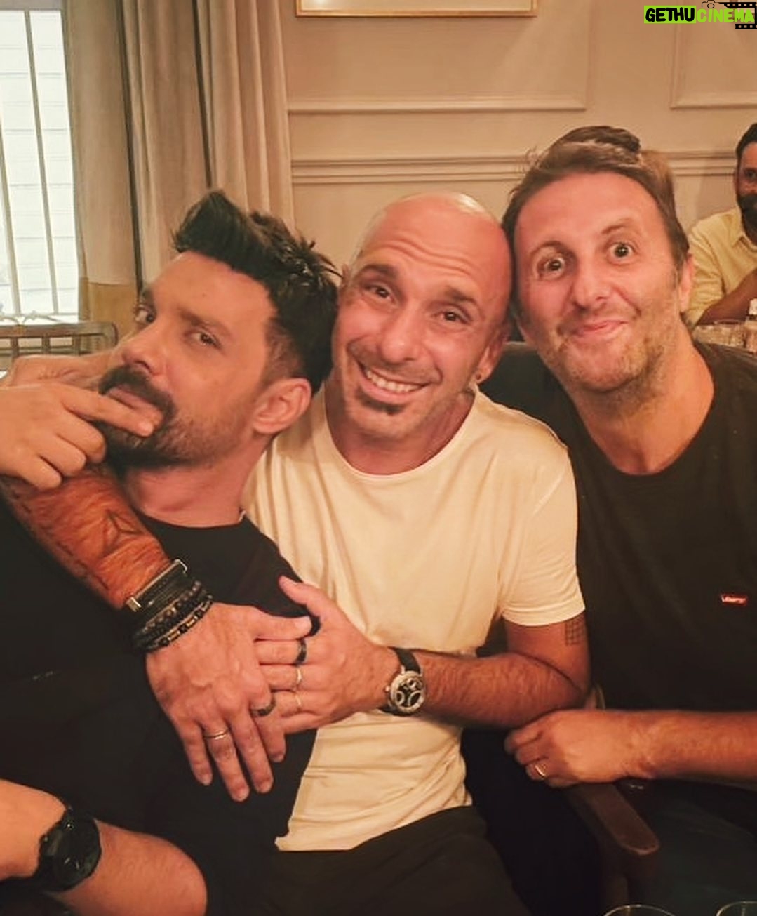 Oğuzhan Uğur Instagram - Geleneksel fakat bir o kadar da değişken “Salı Sallanır” kadrosu 🌿🎉 Rita Moda