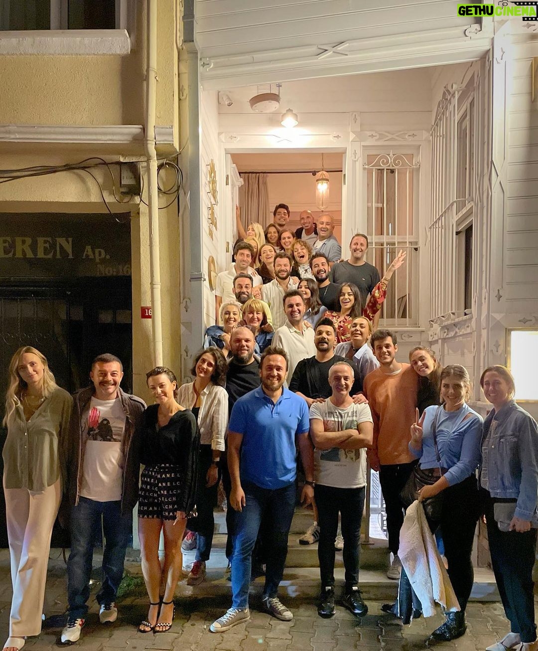 Oğuzhan Uğur Instagram - Geleneksel fakat bir o kadar da değişken “Salı Sallanır” kadrosu 🌿🎉 Rita Moda