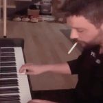 Oğuzhan Uğur Instagram - Evet şimdi sakince gözlerimizi kapatıyoruz. (NOT- Sigara sağlığa zararlıdır. Tütün dumanı, kansere yol açtığı bilinen 70den fazla madde içerir. Sigara bırakma hattı Alo 171)