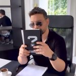 Oğuzhan Uğur Instagram - An itibarıyla GAİN platformunun yönetim kurulu üyesiyim. Bu unvan beni daha olgun ve yaşlı hissettiriyor ama çok sevdim. BabalaTV son sürat içeriklerine devam ederken, GAİN ile de yeni sezonda sizlere muazzam diziler, pek iddialı filmler ve uzun soluklu içerikler sunmak için kolları sıvadık. Amacımız bu yerli platformun dünyada konuşulan ve takip edilen bir mecra haline gelmesi. Sektörün meşhur alicengiz oyunlarının bize sirayet edemeyeceğini de düşünürsek, ülkemdeki eşsiz yetenekleri dünyayla buluşturmak hiç de zor olmayacaktır diye umuyor, bu küstah iddiamı lokal medyadan, globalin tam göbeğine gönderiyorum. Yapmadığımız şey değil =) Sayenizde elbette. Bize bu haddi verdikleri için çok mutluyum. Artık sınırsız hayallerimizin bir yol arkadaşı var. Heyecanımı hepinizle paylaşmak istedim. Allah utandırmasın. Sanırım şimdi gidip kendime bir takım elbise almalıyım. @gain