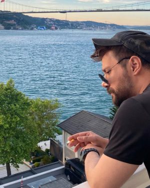 Oğuzhan Uğur Instagram - Bazen doğru şarkıları bulamıyorum