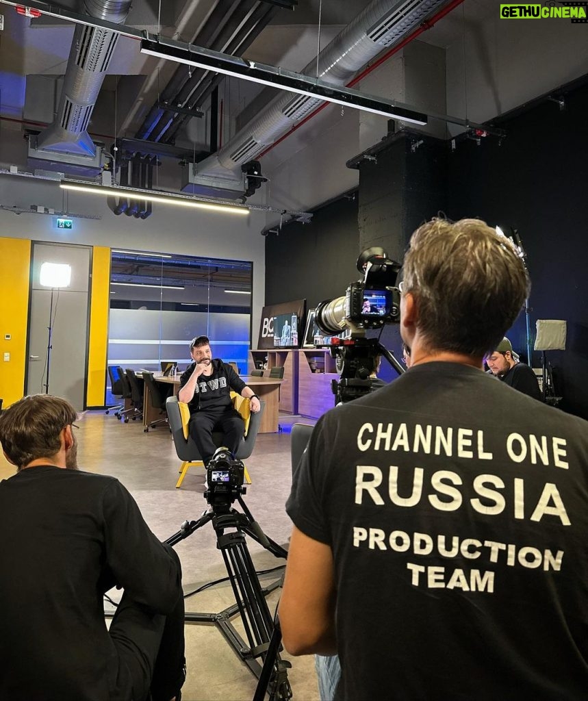 Oğuzhan Uğur Instagram - Bugün Rus Devlet Televizyonuna röportaj verdim. Azcık sert konuşmuş olabilirim, Putin reyiz kızmaz inşallah 🤤😬