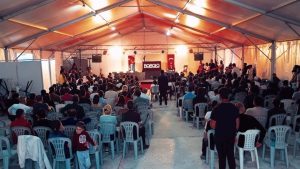 Oğuzhan Uğur Instagram - M.A.M. Deprem Özel! Bu akşam 22.00de yayında. Her birinin yaşanmış  hikayeleri, önemli istekleri var… Tekrar ayağa kalkmak için onları dinlemenizi bekliyorlar. Çok zor olacak izlemek, biliyorum. Çekiminden kurgusuna nasıl kan ağladık ben biliyorum. Elbette “dayanın” diyemem. Sadece dayanabilmenizi diliyorum. #mevzularaçıkmikrofon