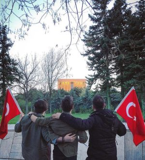 Oğuzhan Uğur Instagram - Sevinin küçükler, övünün büyükler #23nisan kutlu olsun. 🇹🇷🎉