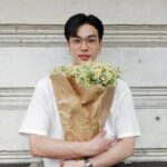 Oabnithi Wiwattanawarang Instagram - ไอหนุ่มนี่มันรอมอบดอกไม้ให้สาวอยู่ Happy Valentine's Day ค้าบ 💙🌹 . . 📸 @pathirunrit
