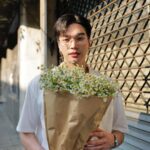 Oabnithi Wiwattanawarang Instagram - ไอหนุ่มนี่มันรอมอบดอกไม้ให้สาวอยู่ Happy Valentine's Day ค้าบ 💙🌹 . . 📸 @pathirunrit