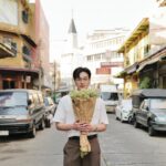 Oabnithi Wiwattanawarang Instagram - ไอหนุ่มนี่มันรอมอบดอกไม้ให้สาวอยู่ Happy Valentine's Day ค้าบ 💙🌹 . . 📸 @pathirunrit