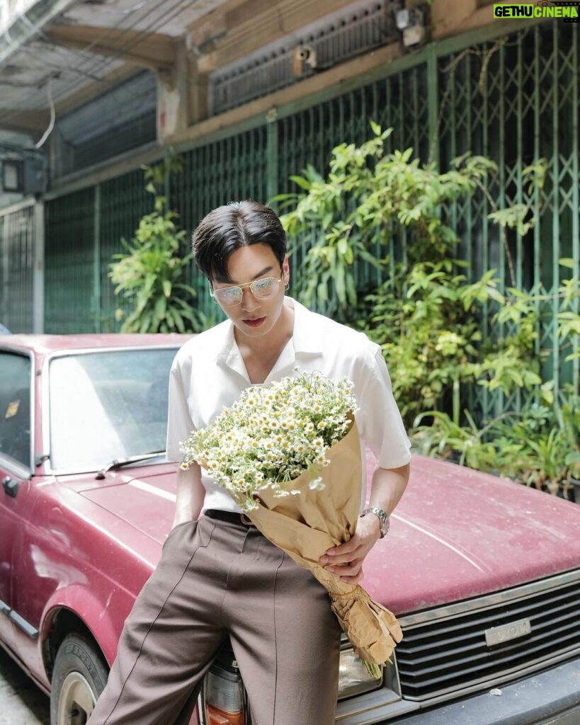 Oabnithi Wiwattanawarang Instagram - ไอหนุ่มนี่มันรอมอบดอกไม้ให้สาวอยู่ Happy Valentine's Day ค้าบ 💙🌹 . . 📸 @pathirunrit