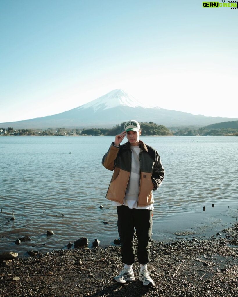 Oabnithi Wiwattanawarang Instagram - Far from Moon to Fuji 🌕🗻 . . 📸 @pathirunrit Fuji Mountain