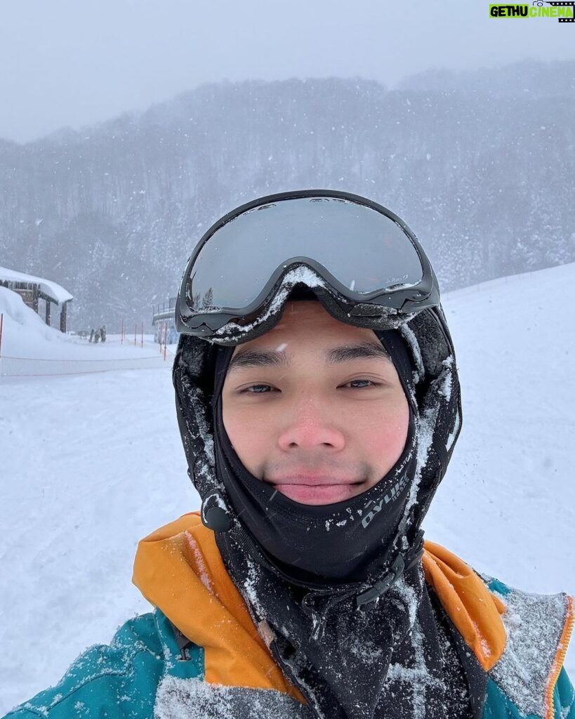 Oabnithi Wiwattanawarang Instagram - ก่อนมาแม่พูดว่า “เล่นดีๆนะลูก ระวังๆตัวด้วย” ตัดภาพไปที่คลิป 😂💙 Alts Bandai Ski Park