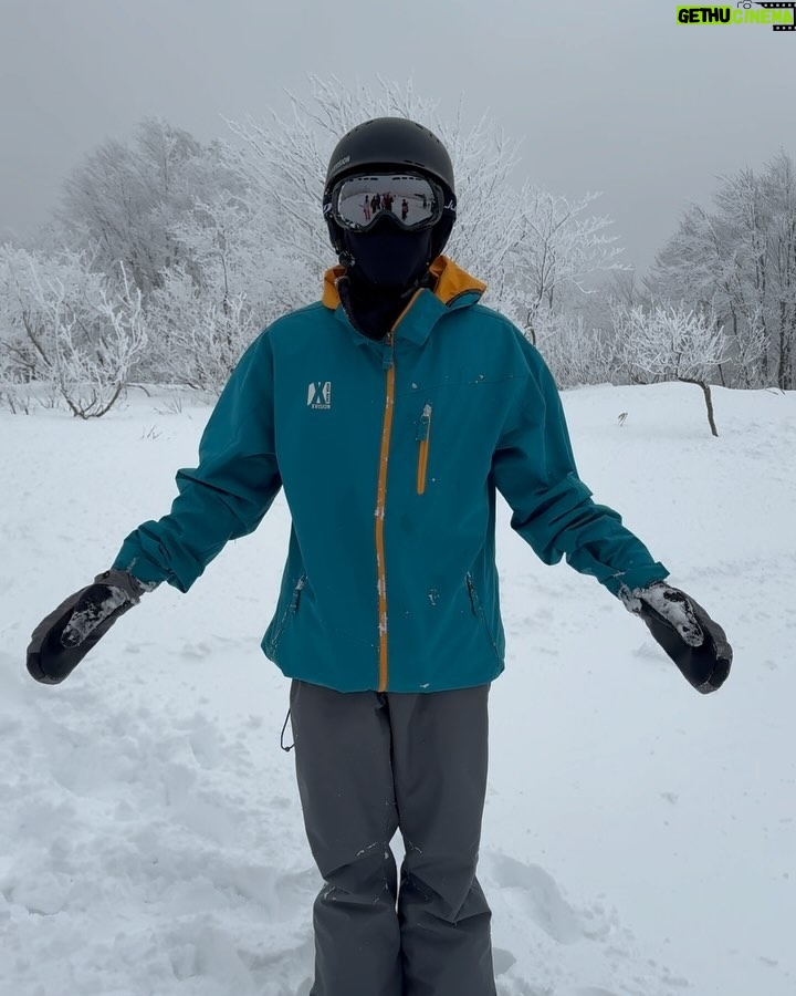 Oabnithi Wiwattanawarang Instagram - ก่อนมาแม่พูดว่า “เล่นดีๆนะลูก ระวังๆตัวด้วย” ตัดภาพไปที่คลิป 😂💙 Alts Bandai Ski Park