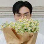 Oabnithi Wiwattanawarang Instagram - ไอหนุ่มนี่มันรอมอบดอกไม้ให้สาวอยู่ Happy Valentine's Day ค้าบ 💙🌹 . . 📸 @pathirunrit