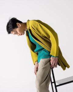 Oabnithi Wiwattanawarang Instagram - HOMME PLISSÉ ISSEY MIYAKE 10 YEARS OF DESIGN AND MAKING. เป็นอีกหนึ่งแบรนด์ที่ชอบมากๆ ทำให้ everyday look ของโอบดูมีความเรียบหรู เท่ และที่สำคัญใส่สบายมากจริงๆ อยากให้ทุกคนมาลองสัมผัสความรู้สึกนี้กันนะครับ #HPpeople #HP10th