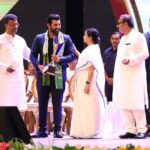Oindrila Sen Instagram - তোমার সফলতার জন্য অভিনন্দন।তোমার কর্মজীবন আরো সাফল্য পাক।আমরা তোমার জন্য গর্বিত।অনেক ভালবাসা এবং ভবিষ্যতের জন্য শুভ কামনা @ankush.official 👏 #মহানায়ক সম্মান 🙏🏻 ধন্যবাদ এবং প্রণাম নিও দিদি @mamataofficial