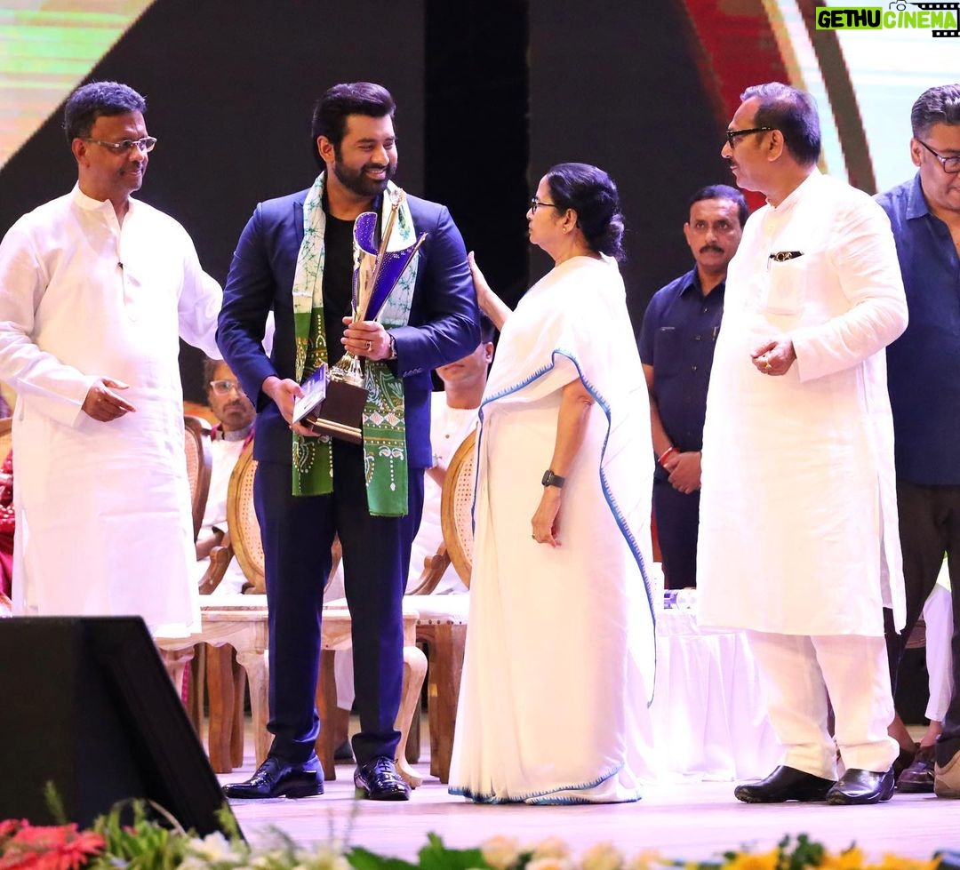 Oindrila Sen Instagram - তোমার সফলতার জন্য অভিনন্দন।তোমার কর্মজীবন আরো সাফল্য পাক।আমরা তোমার জন্য গর্বিত।অনেক ভালবাসা এবং ভবিষ্যতের জন্য শুভ কামনা @ankush.official 👏 #মহানায়ক সম্মান 🙏🏻 ধন্যবাদ এবং প্রণাম নিও দিদি @mamataofficial