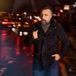 Oktay Kaynarca Instagram - Soğuk ve yağışlı havalar şıklığa engel mi? #EniyiHalin ve daha fazlası için @oktaykaynarca.design 📷 @nihatodabasiofficial