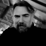 Oktay Kaynarca Instagram – PAZAR AKŞAMI şiiri:)) Seni düşünmek güzel şey, ümitli şey,  dünyanın en güzel sesinden en güzel şarkıyı dinlemek gibi birşey… Fakat artık ümit yetmiyor bana,  ben artık şarkı dinlemek değil  şarkı söylemek istiyorum.  Nazım Hikmet Ran..