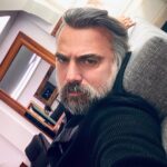 Oktay Kaynarca Instagram – Sağım yalan solum yalan..Giden yalan dönen yalan.Döndüm baktım dünya yalan, senin gibi benim gibi…