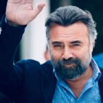 Oktay Kaynarca Instagram – “At sırtında dünyayı fethetmek kolaydır. Zor olan attan indiğinde fethettiğini yönetebilmektir”  Cengiz Han….
Eşkıya Dünyaya Hükümdar Olmaz’ın değerli izleyicisine; yayına başladığımız ilk günden itibaren hiç eksilmeyen ilginize, sevginize, bizi ailenizden birileri olarak görmenize, sorgusuz sualsiz yüreklerinize kazırcasına sahiplenmenize, son ana kadar devam etmesi için beslediğiniz umutlarınıza sonsuz teşekkür ederim… Yedi yıl birlikte yol yürüdüğüm, birçok rekoru, başarıyı, mutluluğu, acıyı, sevinci birlikte yaşadığım ‘EŞKIYA DÜNYAYA HÜKÜMDAR OLMAZ’ ekibinin en büyüğünden en küçüğüne, emeği geçen bütün arkadaşlarıma; son dönem yaşanan bütün olumsuzluklara karşı duruş biçiminiz, etik tavrınız, iş disiplininiz ve yaşadıklarınıza rağmen sabrınız için yüreklerinizden öpüyorum. 
Ellerinize yüreklerinize sağlık. Bazen söz biter, yol biter, yolculuk biter ama her bitiş bir başlangıçtır. Hoşçakalın…