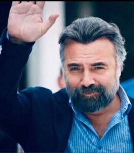 Oktay Kaynarca Instagram - “At sırtında dünyayı fethetmek kolaydır. Zor olan attan indiğinde fethettiğini yönetebilmektir” Cengiz Han.... Eşkıya Dünyaya Hükümdar Olmaz’ın değerli izleyicisine; yayına başladığımız ilk günden itibaren hiç eksilmeyen ilginize, sevginize, bizi ailenizden birileri olarak görmenize, sorgusuz sualsiz yüreklerinize kazırcasına sahiplenmenize, son ana kadar devam etmesi için beslediğiniz umutlarınıza sonsuz teşekkür ederim... Yedi yıl birlikte yol yürüdüğüm, birçok rekoru, başarıyı, mutluluğu, acıyı, sevinci birlikte yaşadığım ‘EŞKIYA DÜNYAYA HÜKÜMDAR OLMAZ’ ekibinin en büyüğünden en küçüğüne, emeği geçen bütün arkadaşlarıma; son dönem yaşanan bütün olumsuzluklara karşı duruş biçiminiz, etik tavrınız, iş disiplininiz ve yaşadıklarınıza rağmen sabrınız için yüreklerinizden öpüyorum. Ellerinize yüreklerinize sağlık. Bazen söz biter, yol biter, yolculuk biter ama her bitiş bir başlangıçtır. Hoşçakalın…