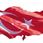Oktay Kaynarca Instagram – ANADOLUYUM BEN….
Beşikler vermişim Nuh’a
Salıncaklar, hamaklar,
Havva Ana’n dünkü çocuk sayılır,
Anadoluyum ben,
Tanıyor musun ?

Utanırım,
Utanırım fukaralıktan,
Ele, güne karşı çıplak…
Üşür fidelerim,
Harmanım kesat.
Kardeşliğin, çalışmanın,
Beraberliğin,
Atom güllerinin katmer açtığı,
Şairlerin, bilginlerin dünyalarında,
Kalmışım bir başıma,
Bir başıma ve uzak.
Biliyor musun ?

Binlerce yıl sağılmışım,
Korkunç atlılarıyla parçalamışlar
Nazlı, seher-sabah uykularımı
Hükümdarlar, saldırganlar, haydutlar,
Haraç salmışlar üstüme.
Ne İskender takmışım,
Ne şah ne sultan
Göçüp gitmişler, gölgesiz!
Selam etmişim dostuma
Ve dayatmışım…
Görüyor musun ?

Nasıl severim bir bilsen.
Köroğlu’yu,
Karayılanı,
Meçhul Askeri…
Sonra Pir Sultanı ve Bedrettini.
Sonra kalem yazmaz,
Bir nice sevda…
Bir bilsen,
Onlar beni nasıl severdi.
Bir bilsen, Urfa’da kurşun atanı
Minareden, barikattan,
Selvi dalından,
Ölüme nasıl gülerdi.
Bilmeni mutlak isterim,
Duyuyor musun ?

Öyle yıkma kendini,
Öyle mahzun, öyle garip…
Nerede olursan ol,
İçerde, dışarda, derste, sırada,
Yürü üstüne – üstüne,
Tükür yüzüne celladın,
Fırsatçının, fesatçının, hayının…
Dayan kitap ile
Dayan iş ile.
Tırnak ile, diş ile,
Umut ile, sevda ile, düş ile
Dayan rüsva etme beni.

Gör, nasıl yeniden yaratılırım,
Namuslu, genç ellerinle.
Kızlarım,
Oğullarım var gelecekte,
Herbiri vazgeçilmez cihan parçası.
Kaç bin yıllık hasretimin koncası,
Gözlerinden,
Gözlerinden öperim,
Bir umudum sende,
Anlıyor musun ?  AHMED ARİF..