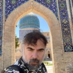 Oktay Kaynarca Instagram – Avrasya’nın her köşesinde kasırga gibi esen, Türk / Moğol kültürü ve Türk / İslam kültürünü inşa etmiş, Bozkırın son göçebe Fatihi Timur’un ve yine tüm dünyanın ilim ve bilim alanında saygıyla andığı, trigonometrinin babası, milâdi takvimin atası, dünyanın ekliptik yörüngesinin hesaplayıcısı, Nasa’nın takım yıldızlara ve aydaki en büyük kratere ismini verdiği torunu 40 yıllık sultan ve bilim adamı, Maveraün Nehir koruyucu ve barışçı hükümdarı Emir Timur torunu Uluğ bey… Hanedena rahmetler olsun, tüm dünya Türk Gücüne, aklına, zekasına , kültür ve ilmine saygı duysun… Amir Timur, Samarkand