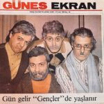 Oktay Kaynarca Instagram – Arayıp bulamıyordum,sürpriz olarak gazeteci dostumuz Savaş Uğurlu gönderdi..Yıl 1990 Ziya Kürküt,Fikret Kuşkan, Çetin Etili ve ben  İstanbul Üniversitesi Devlet Konservatuarı son sınıf öğrencileriyiz, aynı zamanda TRT’de Türkiyenin ilk gençlik dizisi GENÇLER’i çekiyoruz..Çok popüler dizi de oyuncuları da; çünki zaten başka kanal yok😂😂.. Güneş dergisi  magazin gazetecisi Kenan Yalım ın aklına “Gençler”i yaşlandırıp röportaj yapmak gelir ve o dönemin en iyi makyözlerinden CORCİ marifetiyle makyajlar yapılır ve işte o röportaj.. Bu yıllara oradan bakmak, bu yıllardan oraya bakmak…🍀🍀🍀