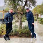 Oktay Kaynarca Instagram – Zorlama benden CEO olmaz dedim zor ikna ettim ..😂@kigiligiyim 2021 yaz koleksiyonu çekimleri için ekibimizi güler yüzleriyle ağırlayan @akfenbodrumloft a teşekkür ederiz..🙏🙏🙏 AKFEN Bodrum LOFT