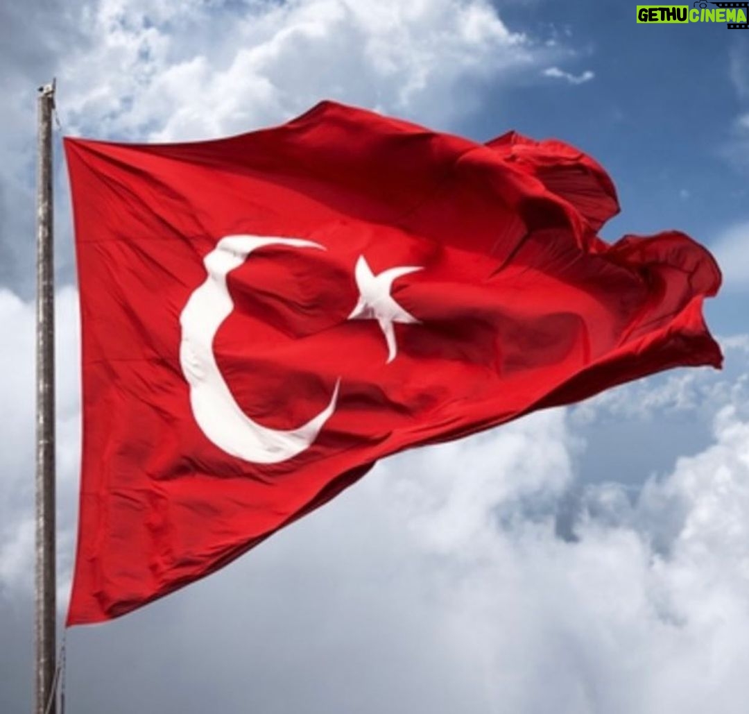 Oktay Kaynarca Instagram - Kahraman şehitlerimize Allahtan rahmet,ailelerine sabırlar diliyorum. Milletimizin başı sağolsun ....