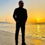 Oktay Kaynarca Instagram – Genel istek üzerine :))) İki kıtanın tam ortası, gelmiş geçmiş bütün medeniyetlerin en kıskandığı,dünyanın en güzel kenti İstanbul’da bir taraftan güneşin batışına, bir taraftan dolunayın doğuşuna tanık olmak.. Şükürler olsun.🙏