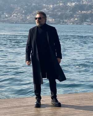 Oktay Kaynarca Instagram - Bir yer bulalım Dünya’dan uzak Derya’ya yakın...