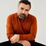 Oktay Kaynarca Instagram – “Bir erkeğin merhametini sevin.Yakışıklılık geçer gider.Para;mal,mülk tükenir ama merhamet kalıcıdır.Ve bir erkeğe en çok merhamet yakışır”der Tomris Uyar.Şu son cümlesini hep söylerim. Merhameti küçümsemeyin.En kalıcı ve en büyük duygu budur…Doğan Cüceloğlu..🙏